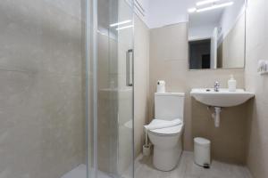 A bathroom at ATLANTICO Family Home by Cadiz4Rentals