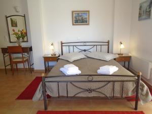 a bedroom with a bed with two towels on it at Finikes Studios in Oreoi