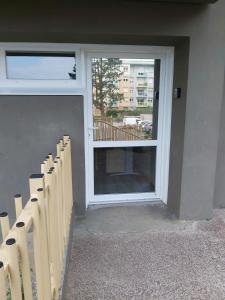 eine Tür mit einer Reihe von Stühlen neben einem Gebäude in der Unterkunft Studio des Marches de Bretagne in Fougères