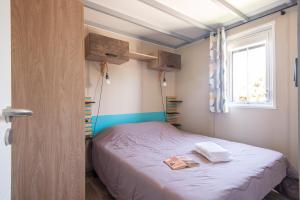Un pat sau paturi într-o cameră la Domaine des Bridoux Village de Gîtes