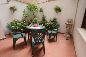 格拉納達的住宿－卡斯蒂略公寓，庭院配有桌椅和鲜花