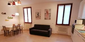 salon z krzesłem i stołem w kuchni w obiekcie San Bartolo Rent Apartments, un passo da Firenze w mieście Trespiano +4 zdjęcia