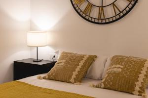 A bed or beds in a room at Bravissimo Cort Reial Entresol A