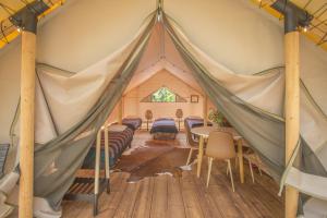 a room in a yurt with a table and chairs at Yksityinen järvenrantakohde ryhmille sauna, luonto ja oma rauha in Jämsä