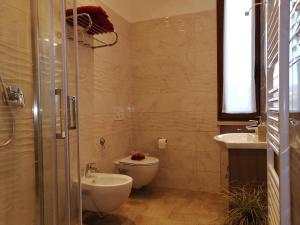 een badkamer met een toilet en een wastafel bij San Bartolo Rent Apartments, un passo da Firenze in Trespiano