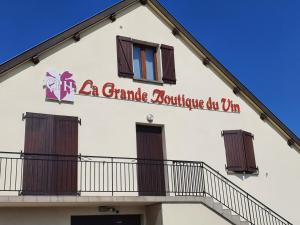 ein Schild für ein grande boutique ch inn an der Seite eines Gebäudes in der Unterkunft L'Appart de La Grande Boutique du Vin Beaune in Beaune
