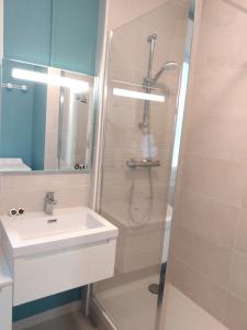 a bathroom with a shower and a sink at CasaCity Orléans Sud - 2 chambres - parking privé in Orléans