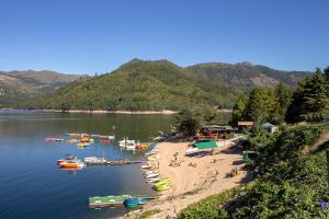 un grupo de barcos en una playa en un lago en casa do mestre en Vieira do Minho