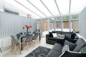 ein Wohnzimmer mit Sofa und Tisch in der Unterkunft Nottingham Serviced Accommodations in Nottingham