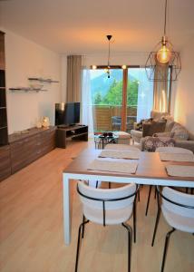 Televízia a/alebo spoločenská miestnosť v ubytovaní NEW Apartment 120 Residence