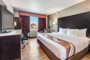 Rúm í herbergi á Quality Inn Poughkeepsie