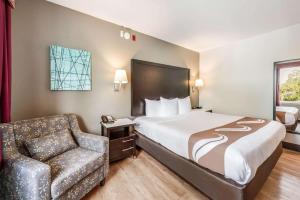 Rúm í herbergi á Quality Inn Poughkeepsie