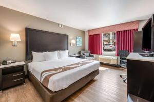 Rúm í herbergi á Quality Inn Poughkeepsie