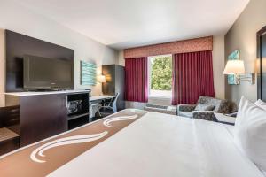 Rúm í herbergi á Quality Inn Poughkeepsie