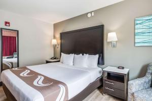 Rúm í herbergi á Quality Inn Poughkeepsie