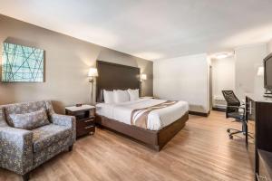 Rúm í herbergi á Quality Inn Poughkeepsie