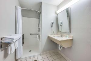 Baðherbergi á Quality Inn Poughkeepsie