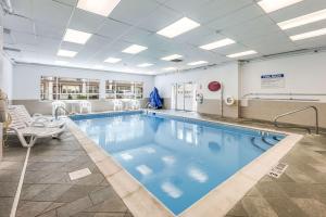 una piscina en una habitación de hospital con sillas en Rodeway Inn Poughkeepsie en Poughkeepsie