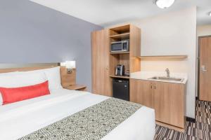 Tempat tidur dalam kamar di Microtel Inn & Suites by Wyndham Sudbury