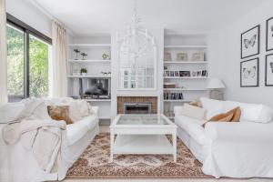 Posedenie v ubytovaní Charming Beachside Townhouse in San Pedro A Lovely Retreat Steps from the Shore