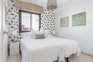 Posteľ alebo postele v izbe v ubytovaní Charming Beachside Townhouse in San Pedro A Lovely Retreat Steps from the Shore