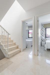 Posteľ alebo postele v izbe v ubytovaní Charming Beachside Townhouse in San Pedro A Lovely Retreat Steps from the Shore