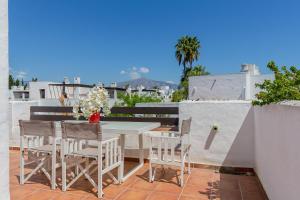 Balkón alebo terasa v ubytovaní Charming Beachside Townhouse in San Pedro A Lovely Retreat Steps from the Shore