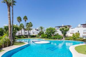 Bazén v ubytovaní Charming Beachside Townhouse in San Pedro A Lovely Retreat Steps from the Shore alebo v jeho blízkosti