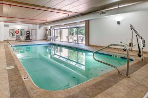 une grande piscine dans un immeuble dans l'établissement Comfort Inn Oxford - University Area, à Oxford