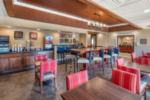 un restaurant avec des tables et des chaises et un bar dans l'établissement Comfort Inn Oxford - University Area, à Oxford