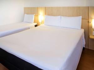 Postel nebo postele na pokoji v ubytování ibis Maceio Pajuçara