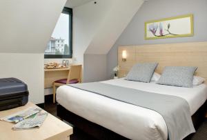 Postel nebo postele na pokoji v ubytování Hôtel Padoue