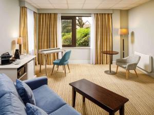 Khu vực ghế ngồi tại Mercure Hull Grange Park Hotel