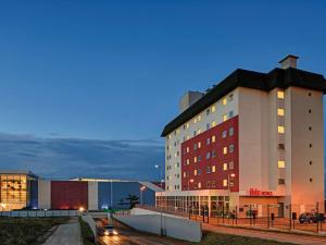 a large building with a street in front of it at ibis Londrina Shopping in Londrina