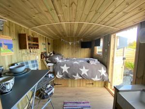 Posezení v ubytování Stargazy Shepherds Hut
