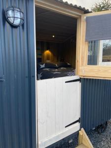 Kuchyň nebo kuchyňský kout v ubytování Stargazy Shepherds Hut