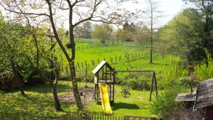 une aire de jeux dans un parc avec un toboggan jaune dans l'établissement Renaixance, à Ronse
