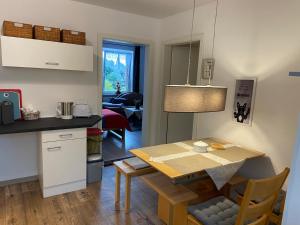 uma cozinha e sala de jantar com uma mesa e uma sala de jantar em FeWo Zum Panscheberg em Salzgitter