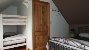 1 Schlafzimmer mit 2 Etagenbetten und einer Tür in der Unterkunft Renaixance in Ronse