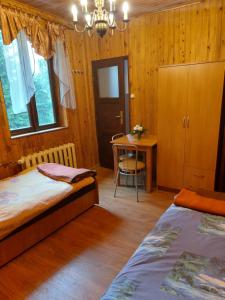 En eller flere senge i et værelse på Leśna Skawica