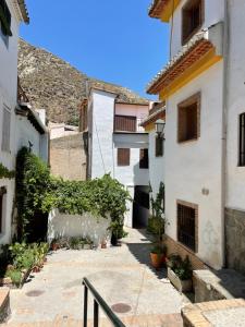 un callejón en una ciudad con edificios en Casa rural Los Abuelos, en Monachil