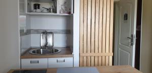 Kuchyň nebo kuchyňský kout v ubytování APARTMANI Emerald Dream