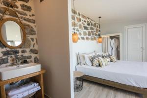 Postel nebo postele na pokoji v ubytování Adrakos Apartments (Adults Only)