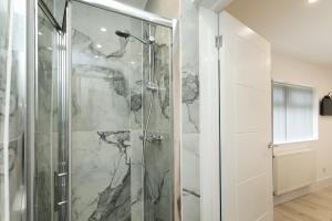ein Badezimmer mit Dusche mit Glastür in der Unterkunft Nottingham Serviced Accommodations in Nottingham + 59 Fotos