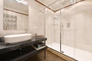 y baño con lavabo y ducha. en Palazzo degli Stemmi en Todi