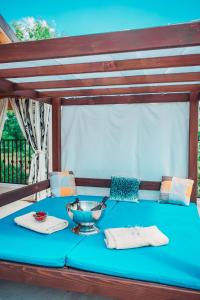 Casa Ryana Gilau في غيلاو: سرير أزرق فوقه وعاء