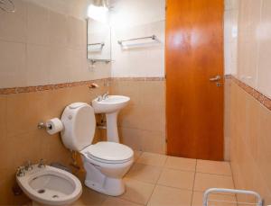 een badkamer met een toilet en een wastafel bij Cabañas Costa del Percy in Trevelín