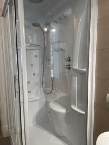 A bathroom at Casa Giulietta - ombrellone e 2 lettini inclusi