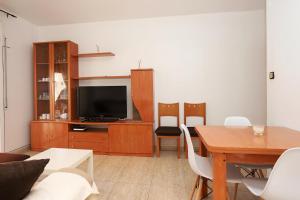 TV a/nebo společenská místnost v ubytování AT174 Apartamento en segunda línea de la playa, wifi