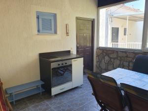 cocina con fogones, mesa y comedor en Modern Two Floors Apartment With A Beautiful View, en Martinšćica